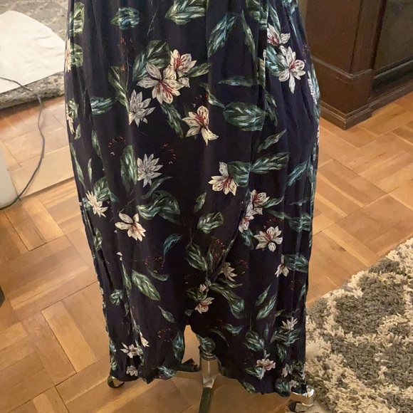 Cotton-On beautiful, comfortable long beautiful floral asymmetrical dress - Picture 5 of 16